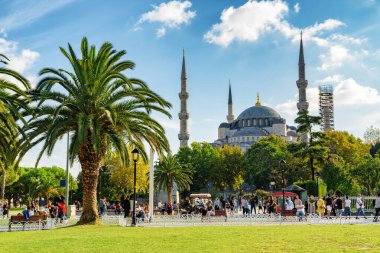 İstanbul, Türkiye 'deki yeşil bahçeler arasında Sultan Ahmed Camii' nin manzarası. Mavi Cami, İstanbul 'un hacılar ve turistleri arasında popüler bir yerdir..