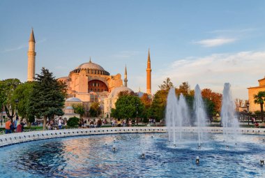 İstanbul 'daki Sultanahmet Meydanı ve Ayasofya Çeşmesi. Sultanahmet Meydanı İstanbul 'un popüler bir turizm merkezi..