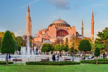 İstanbul 'daki Sultanahmet Meydanı ve Ayasofya Çeşmesi. Sultanahmet Meydanı İstanbul 'un popüler bir turizm merkezi..