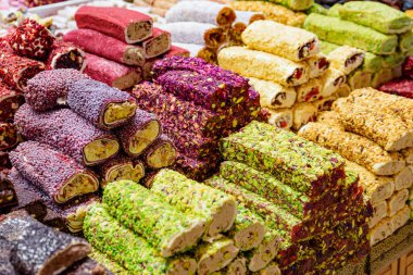 Türkiye 'nin İstanbul kentindeki Grand Bazaar' da geniş bir Türk zevki (lokum) yelpazesi. Tarihsel pazar popüler bir turizm merkezidir ve dünyanın en eski pazarlarından biridir..