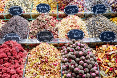 Türkiye 'nin İstanbul kentindeki Grand Bazaar' da çay karışımları ve kurutulmuş çiçek tomurcukları. Tarihsel pazar popüler bir turizm merkezidir ve dünyanın en eski pazarlarından biridir..