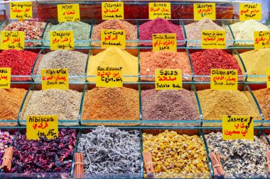 Türkiye 'nin İstanbul kentindeki Grand Bazaar' da çeşitli baharatlar var. Tarihsel pazar popüler bir turizm merkezidir ve dünyanın en büyük ve en eski pazarlarından biridir..