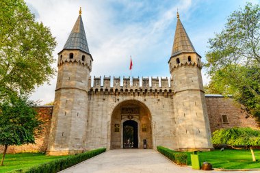Türkiye 'nin İstanbul kentindeki Topkapı Sarayı' nın ikinci avlusuna açılan Selamlama Kapısı 'nın (Orta Kapı) muhteşem manzarası. Topkapı Sarayı Türkiye 'de popüler bir turizm merkezi..