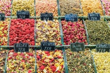 Türkiye 'nin İstanbul kentindeki Grand Bazaar' da çay karışımları ve kurutulmuş çiçek tomurcukları. Tarihsel pazar popüler bir turizm merkezidir ve dünyanın en eski pazarlarından biridir..