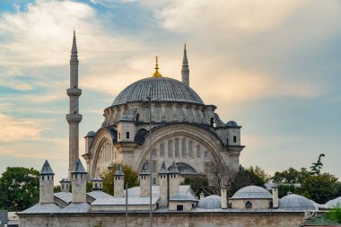 Nuruosmaniye Camii 'nin muhteşem manzarası. Osmanlı Barok tarzı cami turistler ve hacılar arasında popüler bir yerdir..