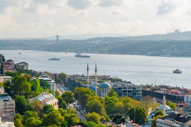 Boğazın ve İstanbul 'un havadan görünüşü, Türkiye. Galata Kulesi 'nden inanılmaz şehir manzarası.