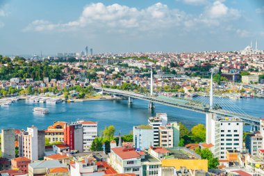 İstanbul, Türkiye 'deki Altın Boynuz' un havadan görünüşü. Galata Kulesi 'nden inanılmaz bir şehir manzarası. İstanbul dünyada popüler bir turizm beldesi.
