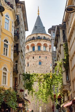 Eski dar bir sokaktan Galata Kulesi 'nin manzarası. İstanbul dünyada popüler bir turizm beldesi.