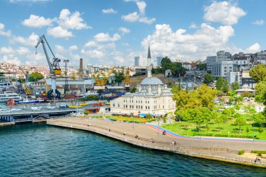 Türkiye 'nin İstanbul kentindeki Sokollu Mehmed Paşa Camii ve Atatürk Köprüsü manzarası. İnanılmaz bir şehir manzarası. İstanbul dünyanın popüler bir turizm beldesi.