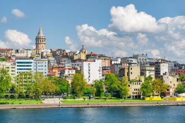 İstanbul silueti. Galata Kulesi 'nin muhteşem manzarası. İstanbul popüler bir turizm beldesi.