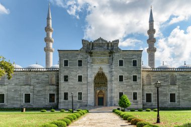 İstanbul, Türkiye 'deki çevre bahçelerden Süleyman Camii' ne açılan batı kapısının muhteşem manzarası. Osmanlı İmparatorluk Camii, dünyadaki hacılar ve turistler arasında popüler bir yerdir..