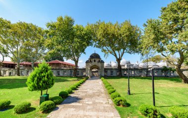 İstanbul, Türkiye 'deki Süleyman Camii' nin yeşil bahçelerinin manzaralı kapısı. Osmanlı İmparatorluk Camii, dünyadaki hacılar ve turistler arasında popüler bir yerdir..