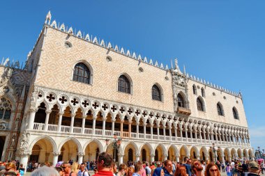 Venedik, İtalya - 24 Ağustos 2014: Venedik 'teki Doges Sarayı Cephesi (Palazzo Ducale). Venedik Avrupa 'nın popüler bir turizm beldesidir..