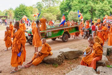 Siem Reap, Kamboçya - 2 Mayıs 2015: Antik Angkor Wat tapınağındaki Budist rahipler. Angkor Wat turistlerin ve hacıların popüler bir mekanıdır..