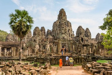 Siem Reap, Kamboçya - 4 Mayıs 2015: Angkor Thom 'daki antik Bayon tapınağına Budist keşiş geliyor. Enigmatic Angkor Thom turist ve hacıların popüler bir mekanıdır..