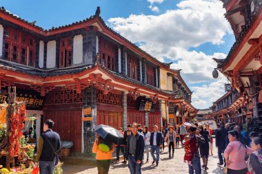 Lijiang, Yunnan Eyaleti, Çin - 23 Ekim 2015: Lijiang Eski Kasabası 'nın rahat sokağının muhteşem manzarası. Geleneksel Çin binaları. Antik şehir Asya 'nın popüler bir turistik beldesidir..