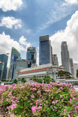 Singapur - 17 Şubat. 2017: Singapur şehir merkezindeki gökdelenler ve eski koloni binaları. İnanılmaz bir yaz manzarası. Singapur Asya 'nın popüler bir turistik beldesidir..