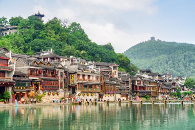 Fenghuang, Çin - 23 Eylül 2017: Phoenix Antik Kenti (Fenghuang İlçesi) ve Tuojiang Nehri (Tuo Jiang Nehri) muhteşem manzarası. Fenghuang, Asya 'nın popüler bir turizm merkezidir..