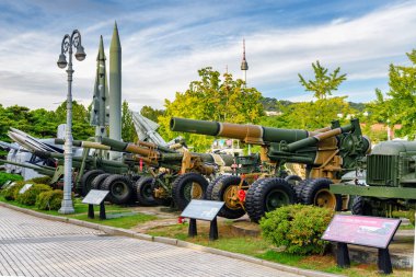 Seul, Güney Kore - 14 Ekim 2017: Kore Savaşı Anıtı 'nın açık hava sergi alanında askeri ekipman. Müze Asya 'nın popüler bir turistik merkezidir..