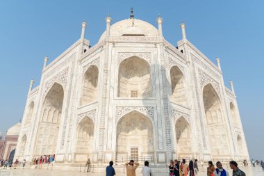 Agra, Hindistan - 8 Kasım 2018: Tac Mahal kompleksi boyunca yürüyen ziyaretçiler. Tac Mahal Güney Asya 'nın popüler bir turistik merkezidir..