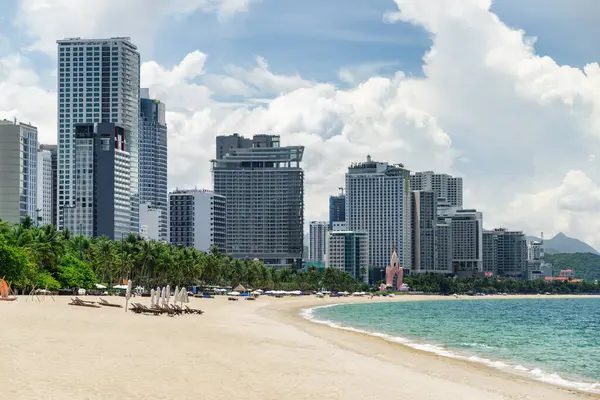 Nha Trang, Vietnam 'ın merkez plajının muhteşem manzarası. Kıyı şehrinde güzel, beyaz, tropikal bir sahil. Manzaralı sahil şeridi. İnanılmaz bir şehir manzarası. Nha Trang Asya 'nın popüler bir turizm beldesidir..