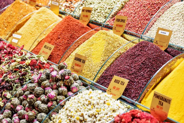 Türkiye 'nin İstanbul kentindeki Grand Bazaar' da çay karışımları ve kurutulmuş çiçek tomurcukları. Tarihsel pazar popüler bir turizm merkezidir ve dünyanın en eski pazarlarından biridir..