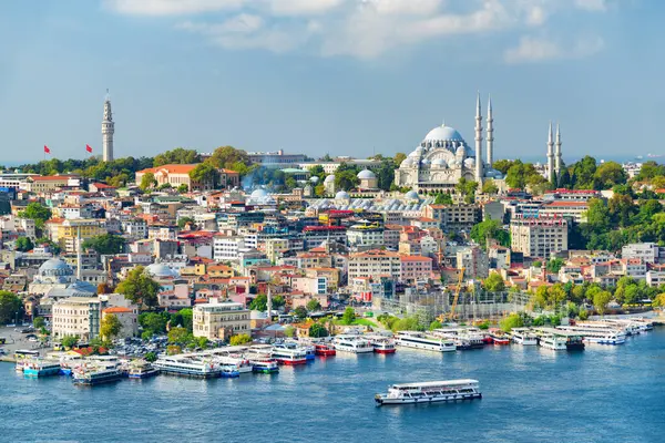 İstanbul, Türkiye 'deki Altın Boynuz' un havadan görünüşü. Galata Kulesi 'nden inanılmaz bir şehir manzarası. İstanbul dünyada popüler bir turizm beldesi.