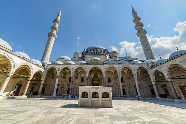 İstanbul, Türkiye 'deki Süleyman Camii' nin muhteşem avlusu. Osmanlı İmparatorluk Camii, dünyadaki hacılar ve turistler arasında popüler bir yerdir..