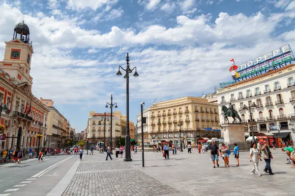 Madrid, İspanya - 18 Ağustos 2014: Puerta del Sol Meydanı 'nın muhteşem manzarası. Madrid Avrupa 'nın popüler bir turizm beldesidir..