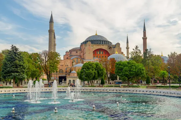 Fontänen Vid Sultanahmet Torget Och Hagia Sofia Istanbul Turkiet Sultanahmet Royaltyfria Stockbilder