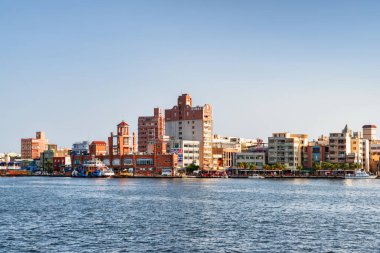 Kaohsiung, Tayvan - 29 Nisan 2019: Cijin Adası silueti. Kaohsiung Limanı ve Cijin Feribot İskelesi manzaralı. İnanılmaz bir şehir. Tayvan Asya 'nın popüler bir turistik beldesidir..