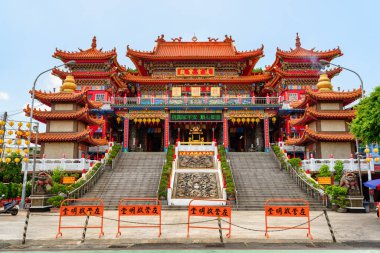 Kaohsiung, Tayvan - 30 Nisan 2019: Lotus Gölü yakınlarındaki Chi Ming Sarayı 'nın ana manzarası. Konfüçyüs tapınağı Asya 'nın popüler bir turistik merkezidir..