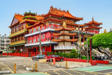 Kaohsiung, Tayvan - 30 Nisan 2019: Lotus Gölü 'ndeki Chi Ming Sarayı' nın muhteşem manzarası. Konfüçyüs tapınağı Asya 'nın popüler bir turistik merkezidir..