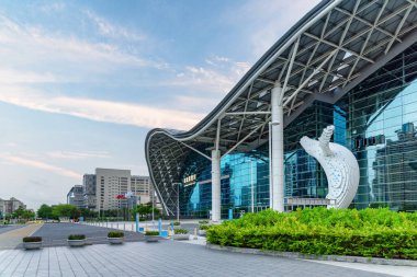 Kaohsiung, Tayvan - 30 Nisan 2019: Kaohsiung Sergi Merkezi 'nin muhteşem akşam manzarası. Kaohsiung Asya 'nın popüler bir turizm merkezidir..