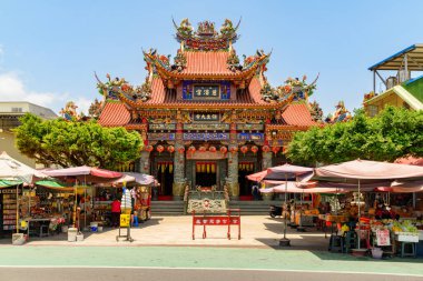 Kaohsiung, Tayvan - 30 Nisan 2019: Lotus Gölü kıyısındaki Cih Ji Sarayı 'nın (Bao Sheng Da Di Tapınağı) muhteşem manzarası. Tapınak Asya 'nın popüler bir turistik merkezidir..