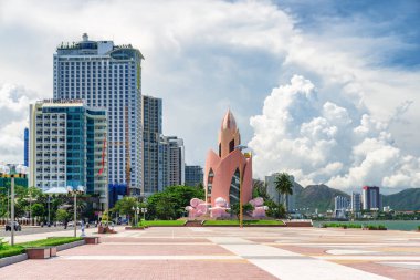 Nha Trang, Vietnam - 14 Ağustos 2020: Tram Huong Kulesi ve 2 Nisan Meydanı 'nın muhteşem manzarası. Merkezi meydan Asya 'nın popüler bir turistik merkezidir. İnanılmaz bir şehir manzarası.
