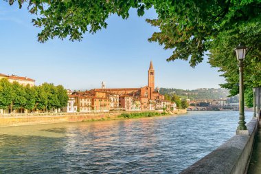 İtalya, Verona 'daki Adige Nehri' nin rıhtım manzarası. Verona Avrupa 'nın popüler bir turizm beldesidir..