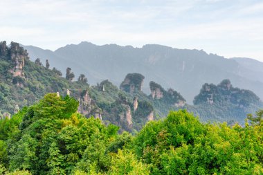 Çin 'in Hunan Eyaleti' ndeki Zhangjiajie Ulusal Orman Parkı 'ndaki Tianzi Dağları' nın (Avatar Dağları) doğal kuvars sütunlarının muhteşem manzarası. Muhteşem bir manzara..