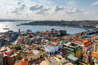 İstanbul, Türkiye 'deki Altın Boynuz' un havadan görünüşü. Galata Kulesi 'nden inanılmaz bir şehir manzarası. İstanbul dünyada popüler bir turizm beldesi.