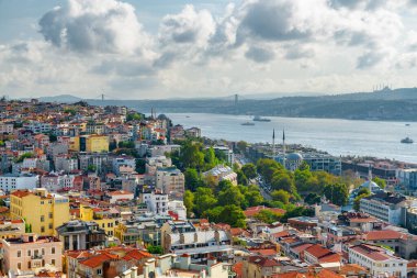 Boğazın ve İstanbul 'un havadan görünüşü, Türkiye. Galata Kulesi 'nden inanılmaz şehir manzarası.