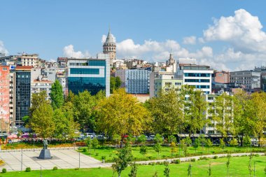 İstanbul silueti. Galata Kulesi 'nin muhteşem manzarası. İstanbul popüler bir turizm beldesi.