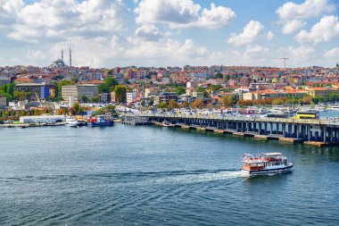 İstanbul, Türkiye 'deki Altın Boynuz üzerindeki Atatürk Köprüsü manzarası. Fatih Camii arka planda görünür. İstanbul dünyanın popüler bir turizm beldesi.