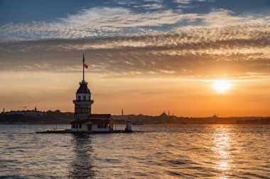 İstanbul, Türkiye 'de Bakire Kulesi (Leander' s Tower) ve Boğaz 'ın günbatımı manzarası. İstanbul dünyada popüler bir turizm beldesi.