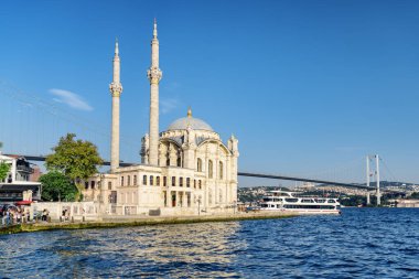 Ortakoy Camii ve İstanbul 'daki Boğaz manzarası. Boğaziçi Köprüsü (15 Temmuz Şehitler Köprüsü) arka planda görülüyor.