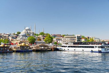 İstanbul silueti, Türkiye. Altın Boynuz 'un karşısındaki Süleyman Camii' nin muhteşem manzarası. İstanbul dünyanın popüler bir turizm beldesi.