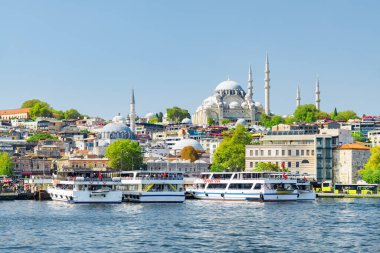 İstanbul silueti, Türkiye. Altın Boynuz 'un karşısındaki Süleyman Camii' nin muhteşem manzarası. İstanbul dünyanın popüler bir turizm beldesi.