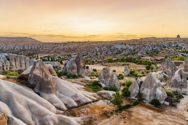Türkiye 'nin Kapadokya kentindeki Peri Bacaları adı verilen kaya oluşumlarının muhteşem manzarası. Goreme Tarihi Ulusal Parkı 'nın muhteşem manzarası. Kapadokya Türkiye 'nin popüler bir turizm beldesi.