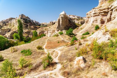 Türkiye 'nin başkenti Kapadokya' daki Güvercin Vadisi 'ndeki kaya oluşumlarının muhteşem manzarası. Goreme Tarihi Ulusal Parkı 'nın muhteşem manzarası. Kapadokya Türkiye 'nin popüler bir turizm beldesi.