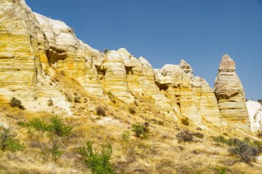 Türkiye 'nin başkenti Kapadokya' daki Güvercin Vadisi 'ndeki kaya oluşumlarının muhteşem manzarası. Goreme Tarihi Ulusal Parkı 'nın muhteşem manzarası. Kapadokya Türkiye 'nin popüler bir turizm beldesi.