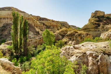 Türkiye 'nin başkenti Kapadokya' daki Güvercin Vadisi 'ndeki kaya oluşumlarının muhteşem manzarası. Goreme Tarihi Ulusal Parkı 'nın muhteşem manzarası. Kapadokya Türkiye 'nin popüler bir turizm beldesi.